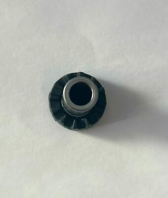 Niet z tworzywa sztucznego zapobiegający luzowaniu z metalową główką rurową | Precyzyjny sworzeń ustalający do zastosowań motoryzacyjnych i meblarskich