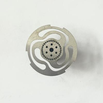 Precyzyjna montaż metalowych sprężynowych płytek.