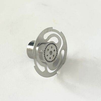 Precyzyjna montaż metalowych sprężynowych płytek.